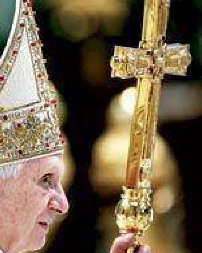El Vaticano critic� a la prensa por ligar al Papa con la pedofilia