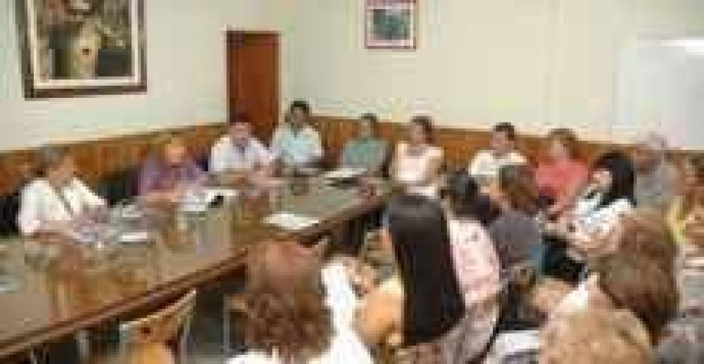 Informan a empleados legislativos sobre beneficios de la jubilaci�n con el 82%