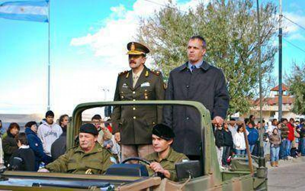 Buzzi rindi� honor a los veteranos de guerra y repudi� a la dictadura