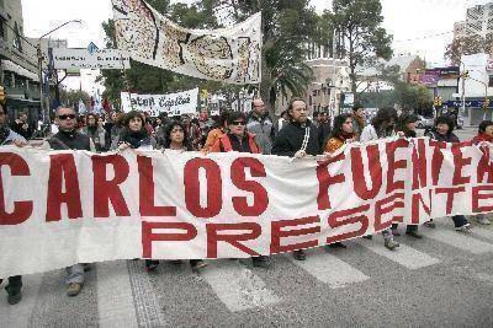 Acto y marcha a cuatro a�os del crimen del maestro