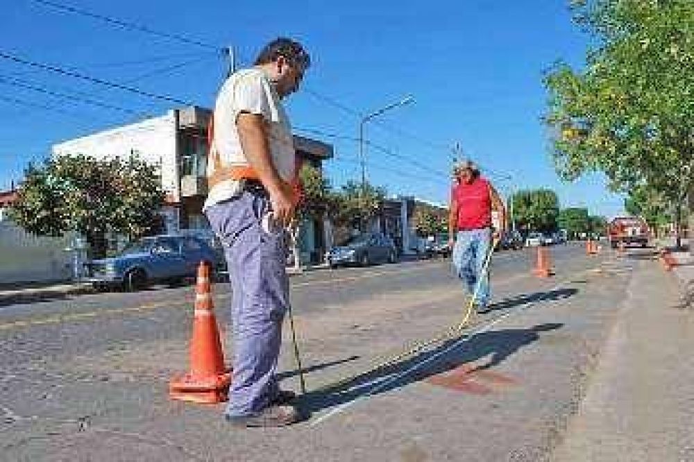 Tr�nsito: renuevan se�alizaci�n vial frente a los establecimientos educativos de la ciudad