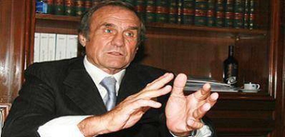Reviven eventual 'candidatura' de Reutemann para Presidente