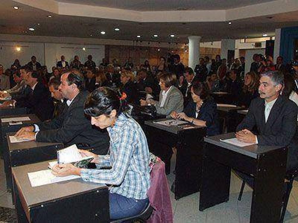En la apertura de sesiones ordinarias, Giustozzi le pidi� "madurez" a la oposici�n