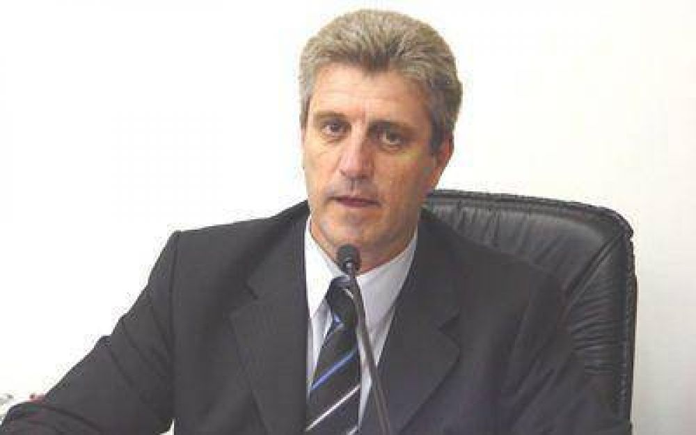 Apoyos y cr�ticas para un acto de campa�a de Carlos Eliceche