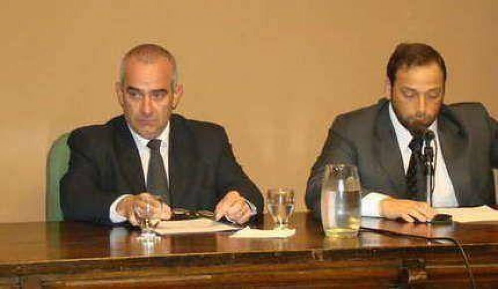El intendente pidi� di�logo, comprometi� a la oposici�n, y describi� una situaci�n "delicada"