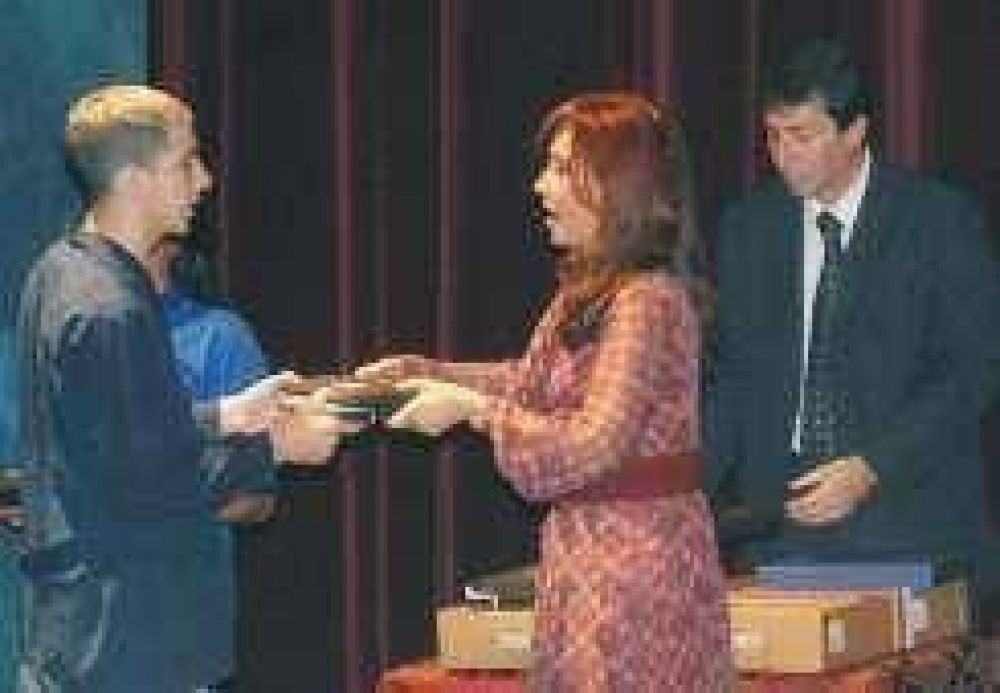 Esperan 4 mil computadoras para secundarios sanjuaninos