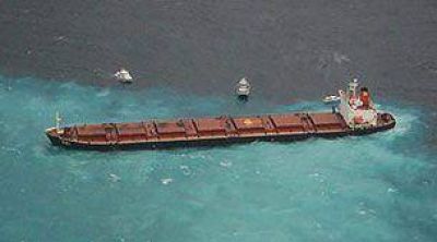 Vaciar�n el barco que encall� en el arrecife m�s grande del mundo
