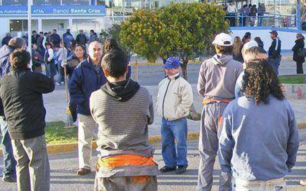 Polic�as autoacuartelados manten�an la vigilia por una mejor oferta salarial