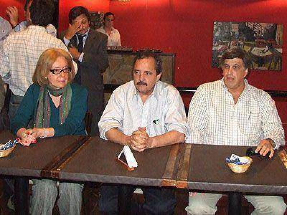 Alfons�n propuso "construir un amplio frente progresista"