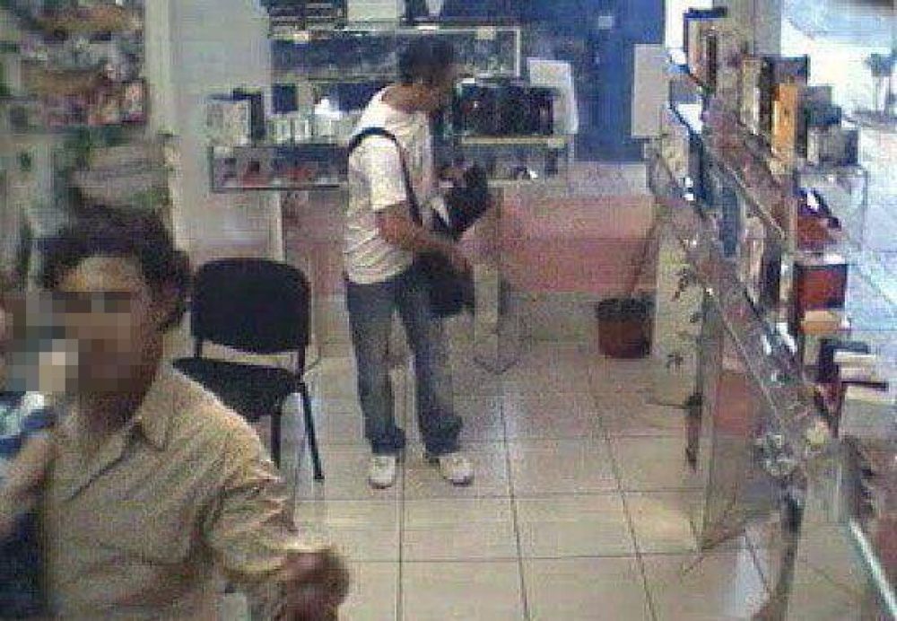 Muy presionado por el video que public� infoeme, el ladr�n devolvi� la netbook en la comisar�a