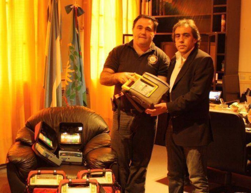 Escobar - EL INTENDENTE SANDRO GUZMAN RECIBIO  6 DESFIBRILADORES DONADOS A LA MUNICIPALIDAD DE ESCOBAR