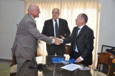 Ituzaingo: Descalzo firmo un convenio con la Universidad de Mor�n