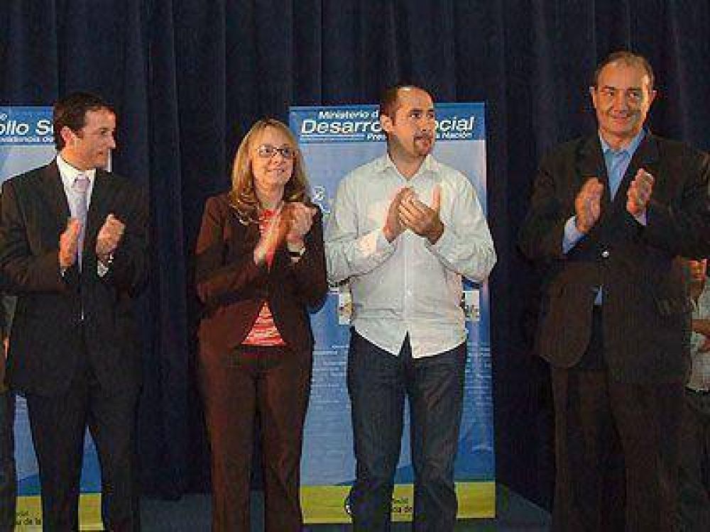 LOMAS: En su visita a Lomas, Alicia Kirchner defendi� el Plan Argentina Trabaja