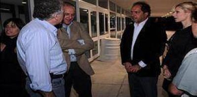 Scioli visit� a su vice junto a su mujer, Karina y su hija Lorena