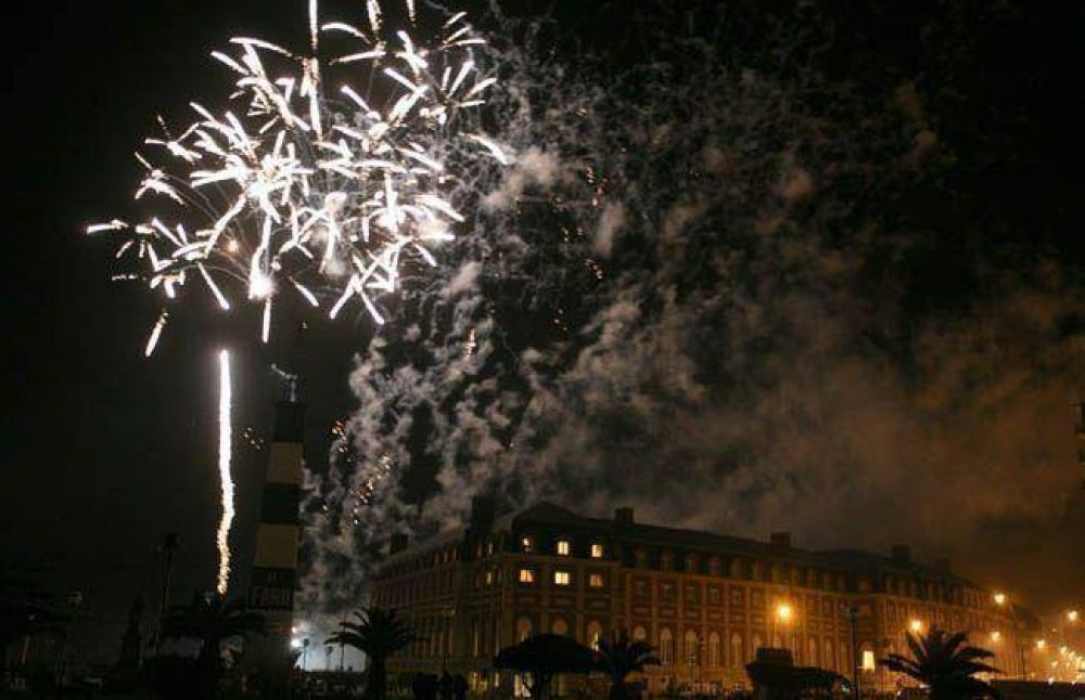 Una multitud presenci� la crem� del monumento fallero valenciano