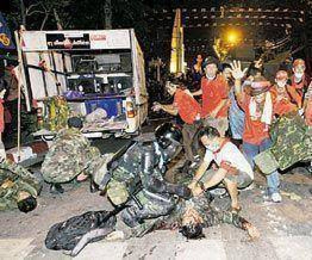 Tailandia: 15 muertos en violentos choques entre militares y "camisas rojas"