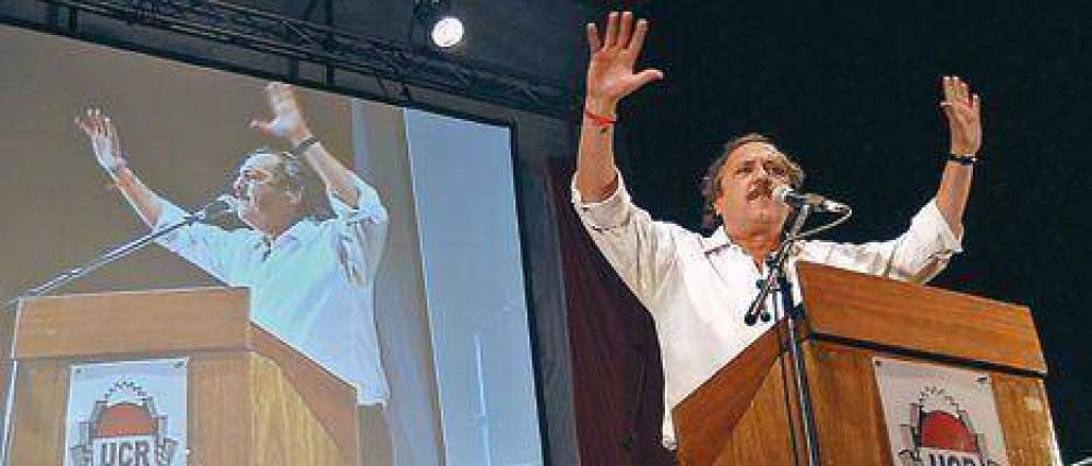 Agrandado por su buena imagen, Alfons�n se suma a los candidatos