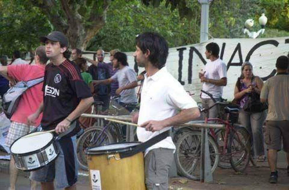 TAMBI�N HUBO UN GRUPO DEL SINDICATO DEL CUERO Los asamble�stas volvieron a protestar frente a la Municipalidad