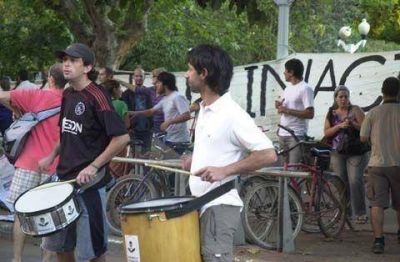 TAMBI�N HUBO UN GRUPO DEL SINDICATO DEL CUERO Los asamble�stas volvieron a protestar frente a la Municipalidad
