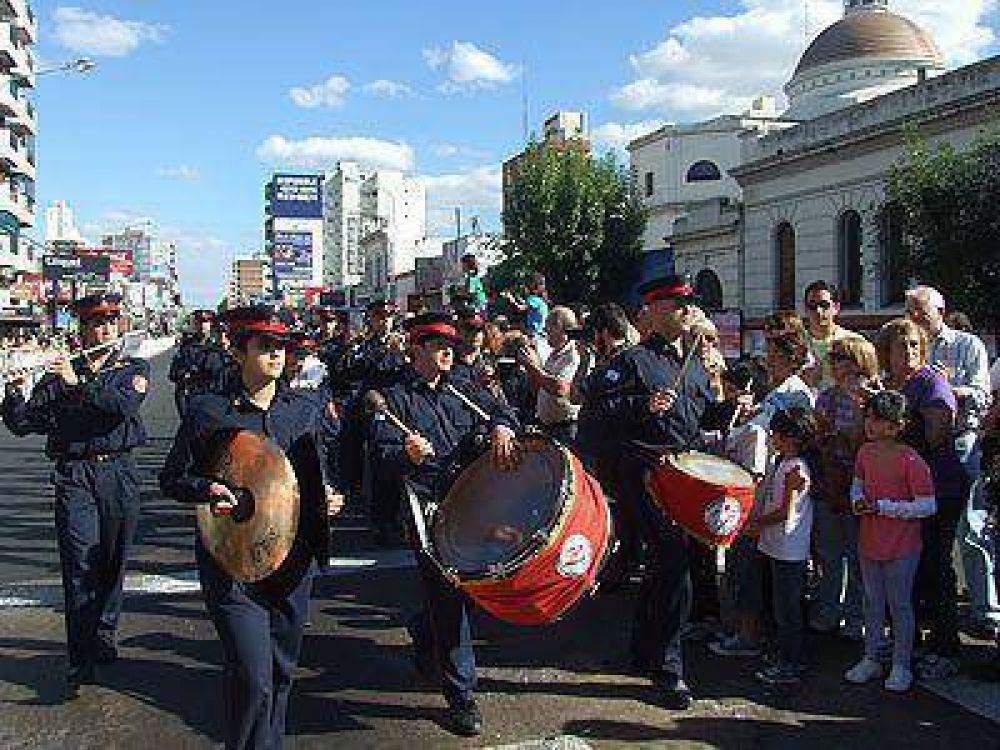 LOMAS | LOS PRIMEROS CIEN A�OS Multitudinario desfile por el centenario de los Bomberos de Lomas
