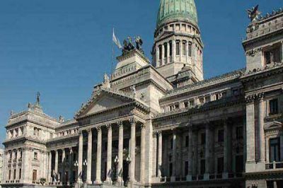 Por la pol�mica con los DNU, se retrasa el tratamiento de normas en el Congreso