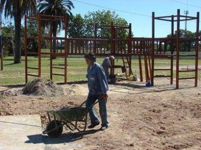  Proceso de instalaci�n Nuevos juegos infantiles en el Centro C�vico de Berisso