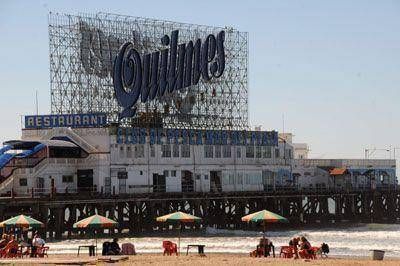 El tradicional cartel publicitario de Punta Iglesia a�n no fue retirado