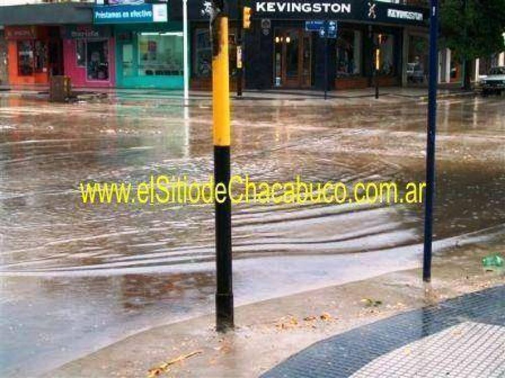 Ortega est� preocupado porque con 5 mm. de lluvia se inund� la Av. Alsina