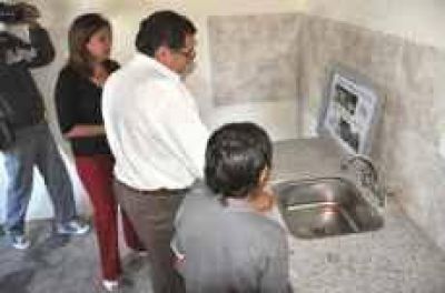 Visitan casas del programa de erradicaci�n de ranchos