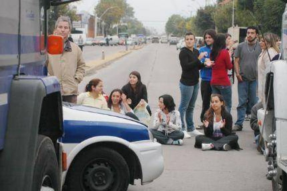 Paro y corte de avenida por despidos en el Call Sur Contact Center que presta servicios para Telefnica de Argentina