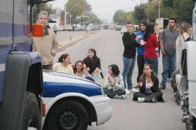 Paro y corte de avenida por despidos en el Call Sur Contact Center que presta servicios para Telef�nica de Argentina