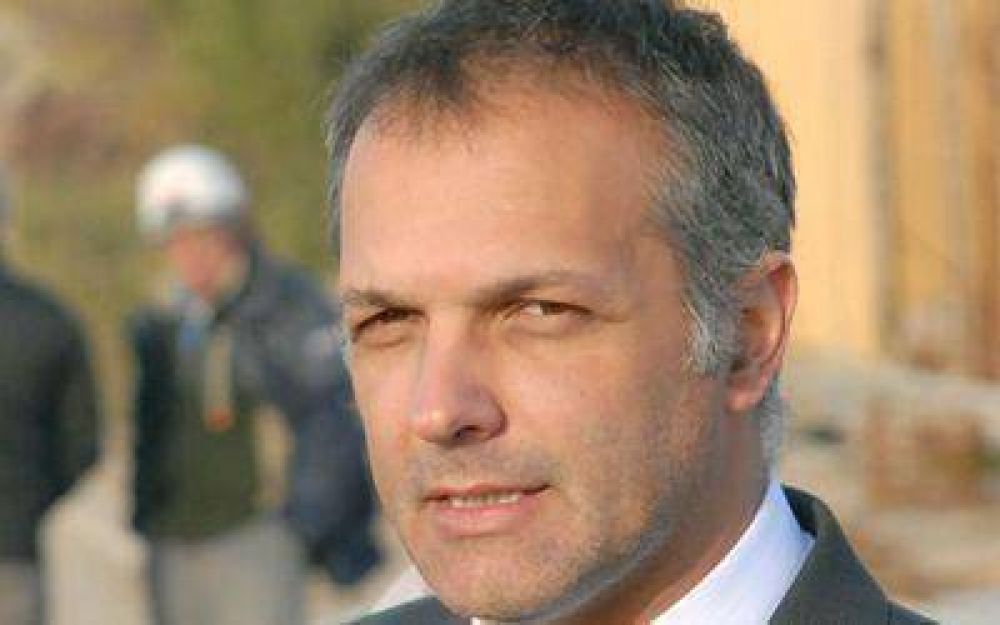 Buzzi no descuida gesti�n local y a la vez planifica para 2011