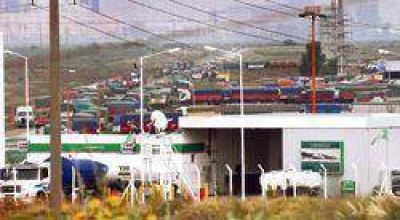 Sigue el caos camionero en la entrada al puerto de Bah�a