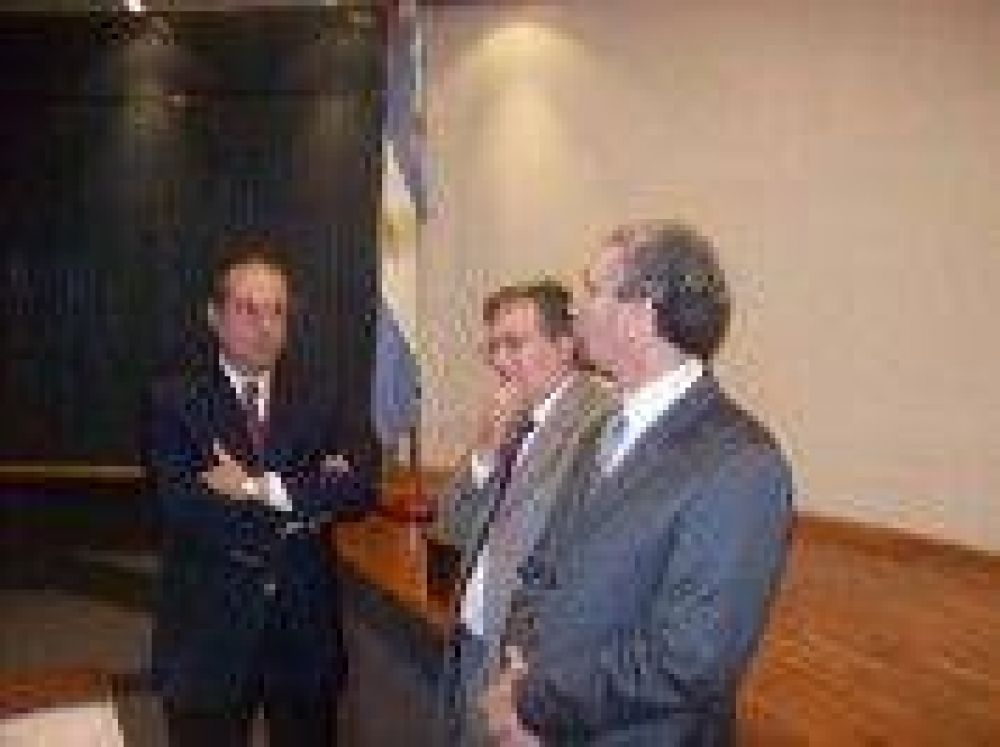 P�rez Hualde lleg� a San Rafael ante una ruidosa protesta de judiciales