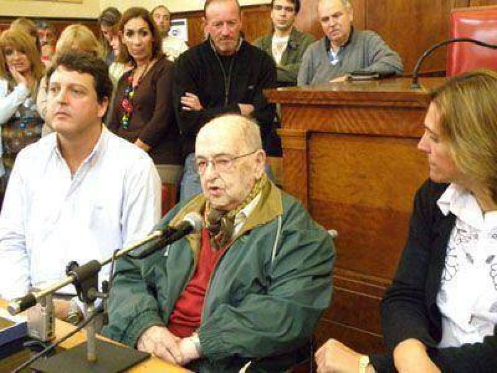 Entregaron distinci�n de ciudadano ilustre al radical Adalberto Castro