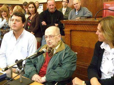 Entregaron distinci�n de ciudadano ilustre al radical Adalberto Castro