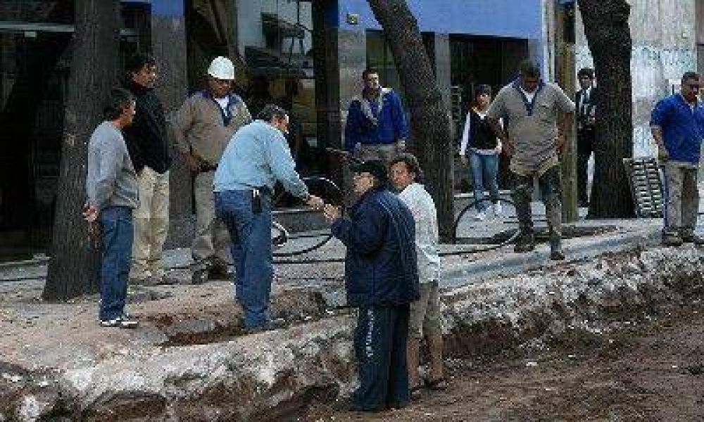 acusaron a empleados de una empresa Denuncian el robo de ca�os de agua en la obra de pavimentaci�n de calle Rioja