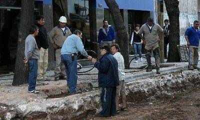 acusaron a empleados de una empresa Denuncian el robo de ca�os de agua en la obra de pavimentaci�n de calle Rioja