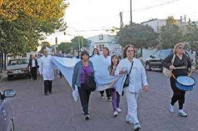 En asamblea, los trabajadores de la salud levantaron la medida para dialogar con el gobierno 