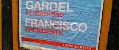 Aparecieron afiches pro candidatura de De Narv�ez apelando a C. Gardel
