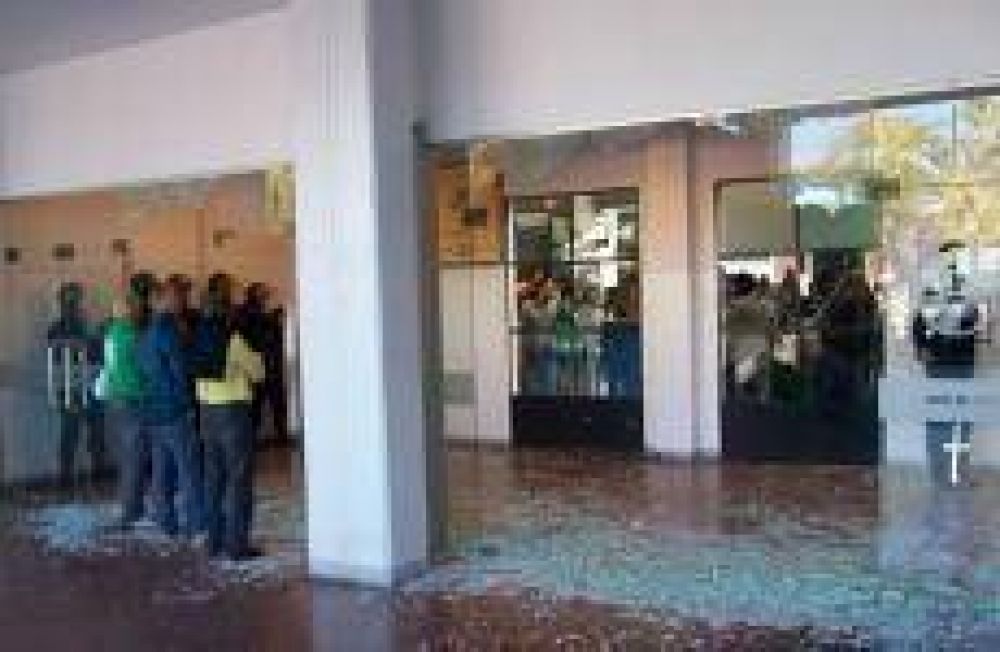 Incidentes y destrozos en el Palacio municipal de Quilmes