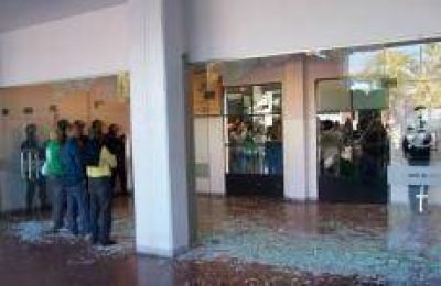 Incidentes y destrozos en el Palacio municipal de Quilmes