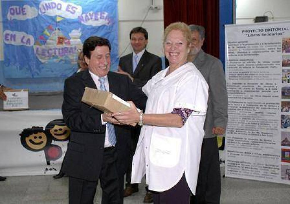 Entrega simb�lica de m�s de 12.000 libros a diferentes bibliotecas escolares 