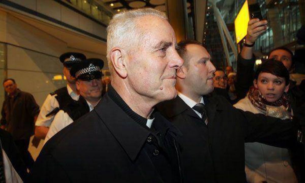 Condenan con una fuerte multa a obispo que neg� el Holocausto