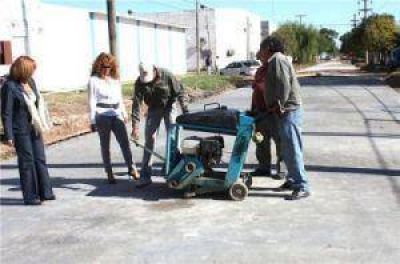 Comenz� la etapa final del nuevo tramo de pavimento en calle Yrigoyen