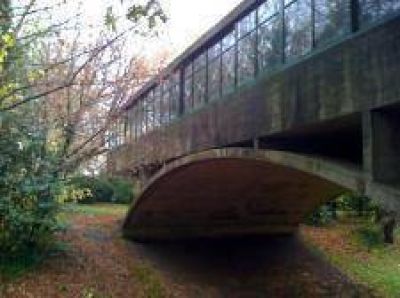La Casa del Puente se consume en el olvido