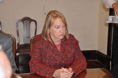 Buscan mecanismos para que los beneficiarios de la AUH puedan trabajar   