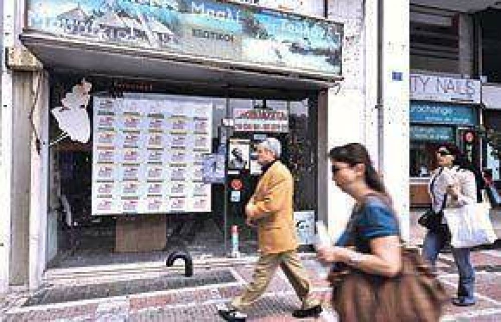 Grecia, a�n sin salvataje, busca otra vez plata en los mercados