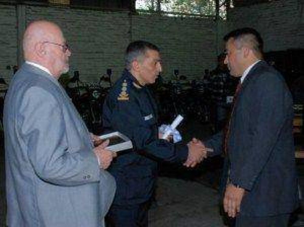 En la Jefatura Distrital de la Polic�a Bonaerense Foros Vecinales de San Isidro distinguieron a oficial