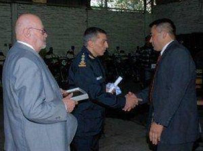 En la Jefatura Distrital de la Polic�a Bonaerense Foros Vecinales de San Isidro distinguieron a oficial